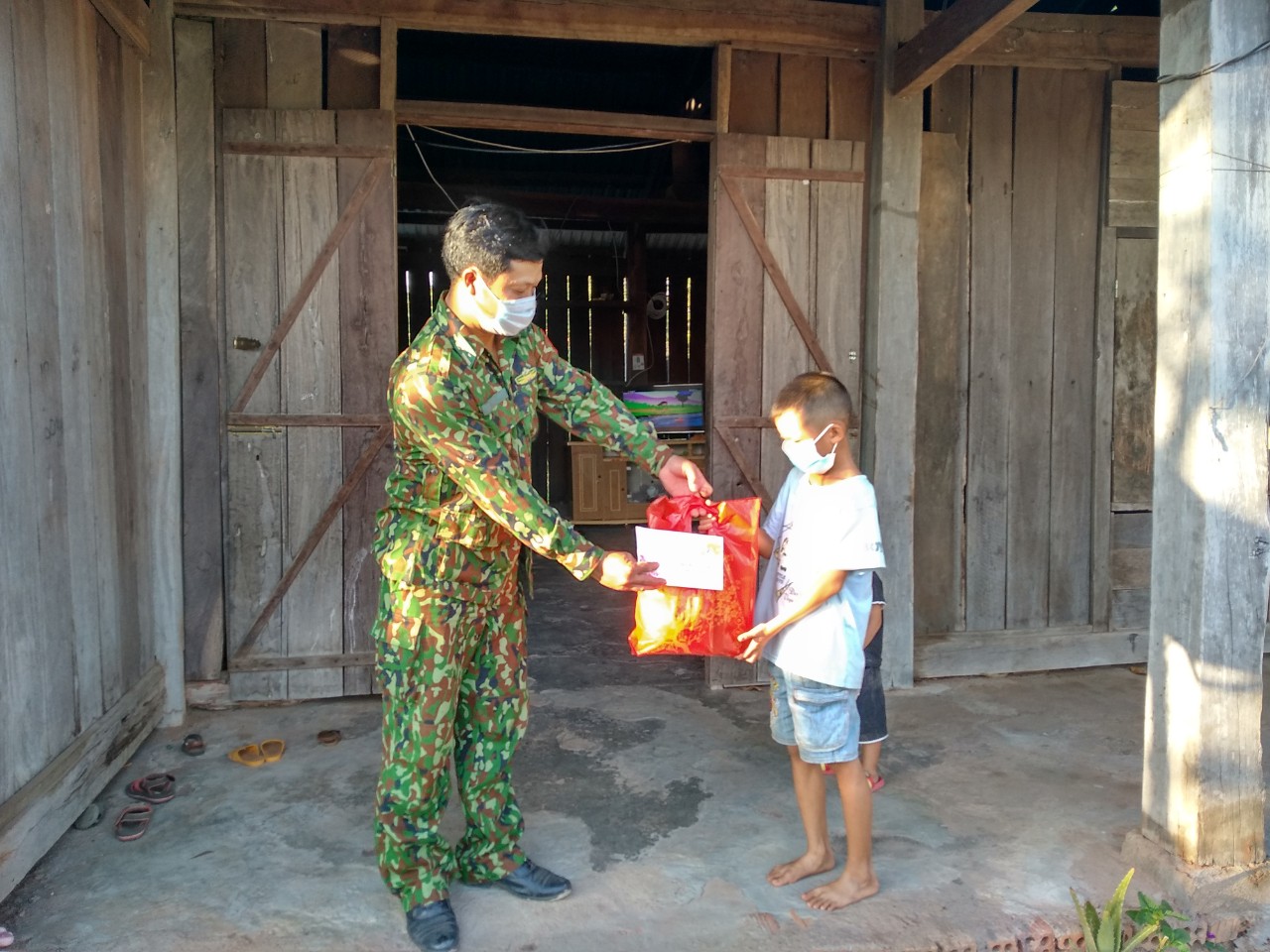 Biên phòng Đắk Lắk tặng quà Tết hộ nghèo xã biên giới